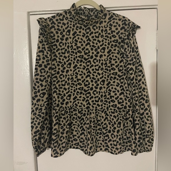 Leopard print peplum oversized shirt size medium - Picture 2 of 8